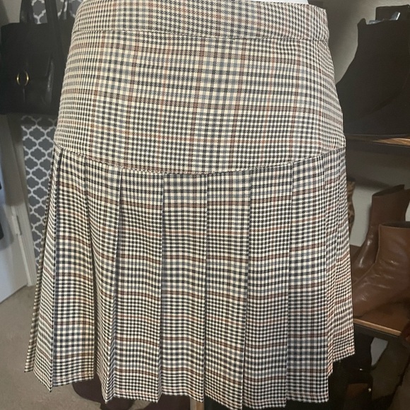 Woman’s Dickies plaid wide width pleated mini skirt. Side zip w button. Tan - Picture 5 of 14